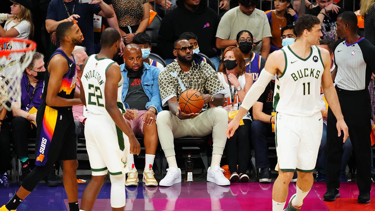 LeBron James 'robó' reflectores en el Juego 5 de las Finales de la NBA LeBron James 'robó' reflectores en el Juego 5 de las Finales de la NBA