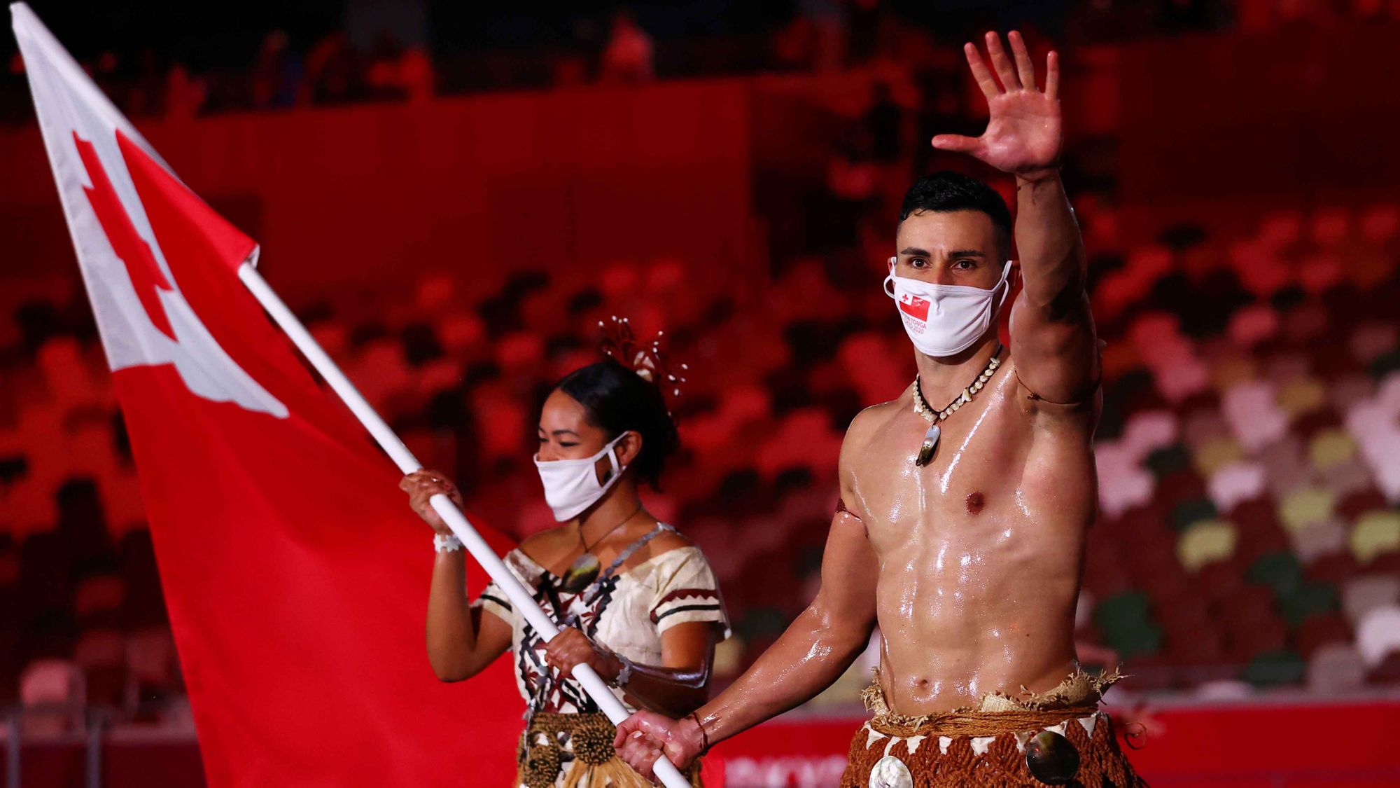 El deportista de 37 años nació en Australia, pero se crió en Tonga. El taekwondoin solo vistió una taʻovala,  típica del país.