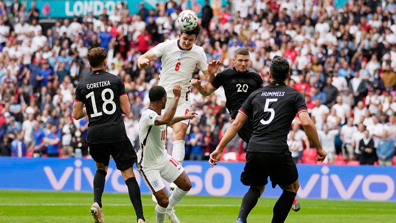 Kasper Dolberg (Delantero-Dinamarca) v Harry Maguire (Defensa-Inglaterra)