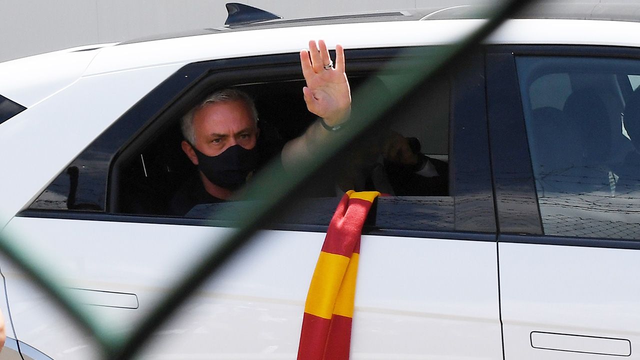 José Mourinho desata la locura y pasión en su llegada a Roma