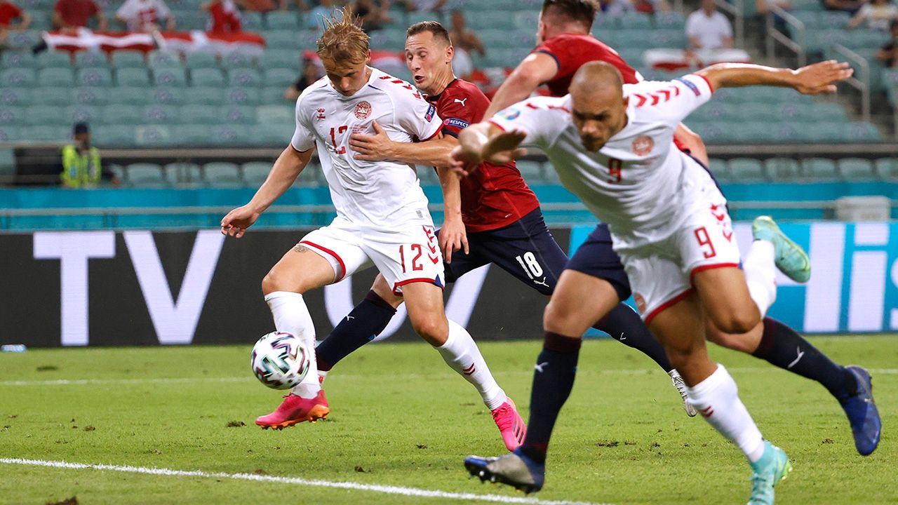 Kasper Dolberg (Delantero-Dinamarca) v Harry Maguire (Defensa-Inglaterra)