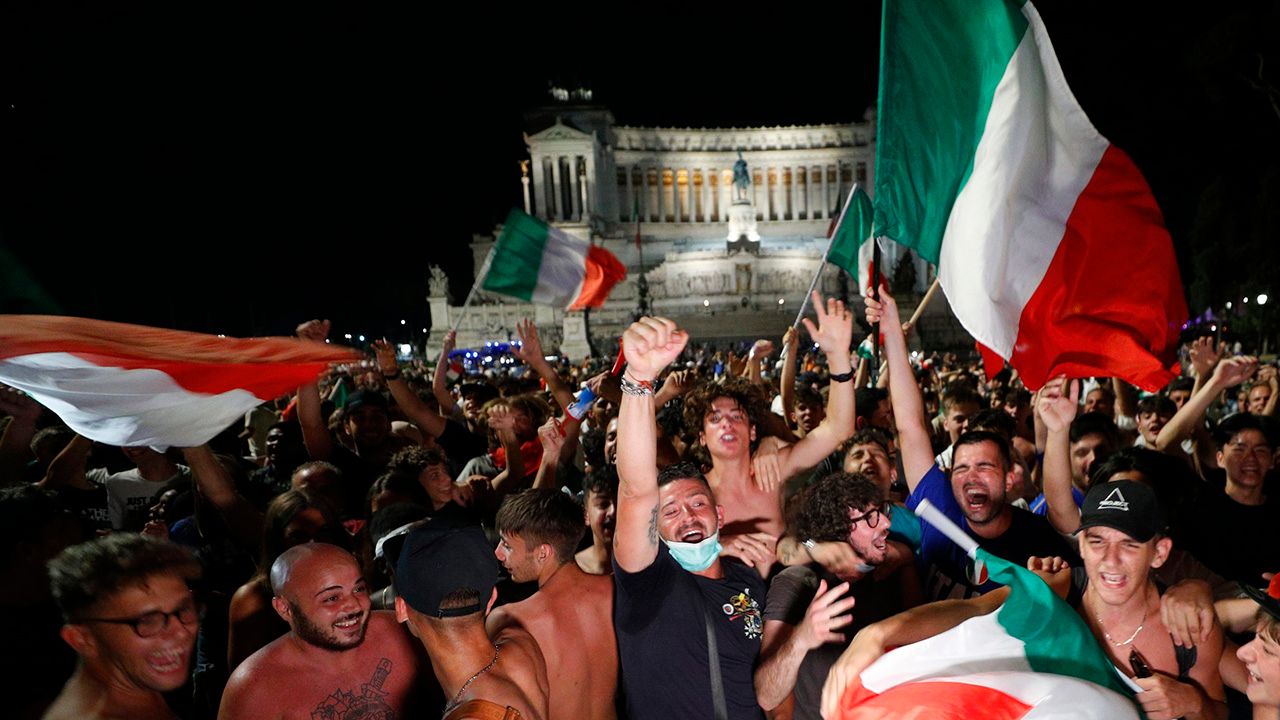 Italia no duerme, aficionados celebran el pase a la final de la Eurocopa