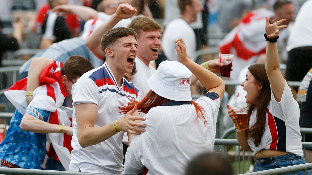 Luke Shaw desató la euforia de la afición inglesa