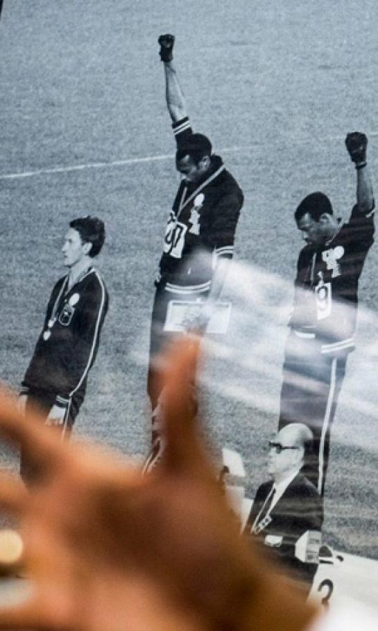 John Carlos y Tommie Smith, el origen del saludo del 'Black Power'