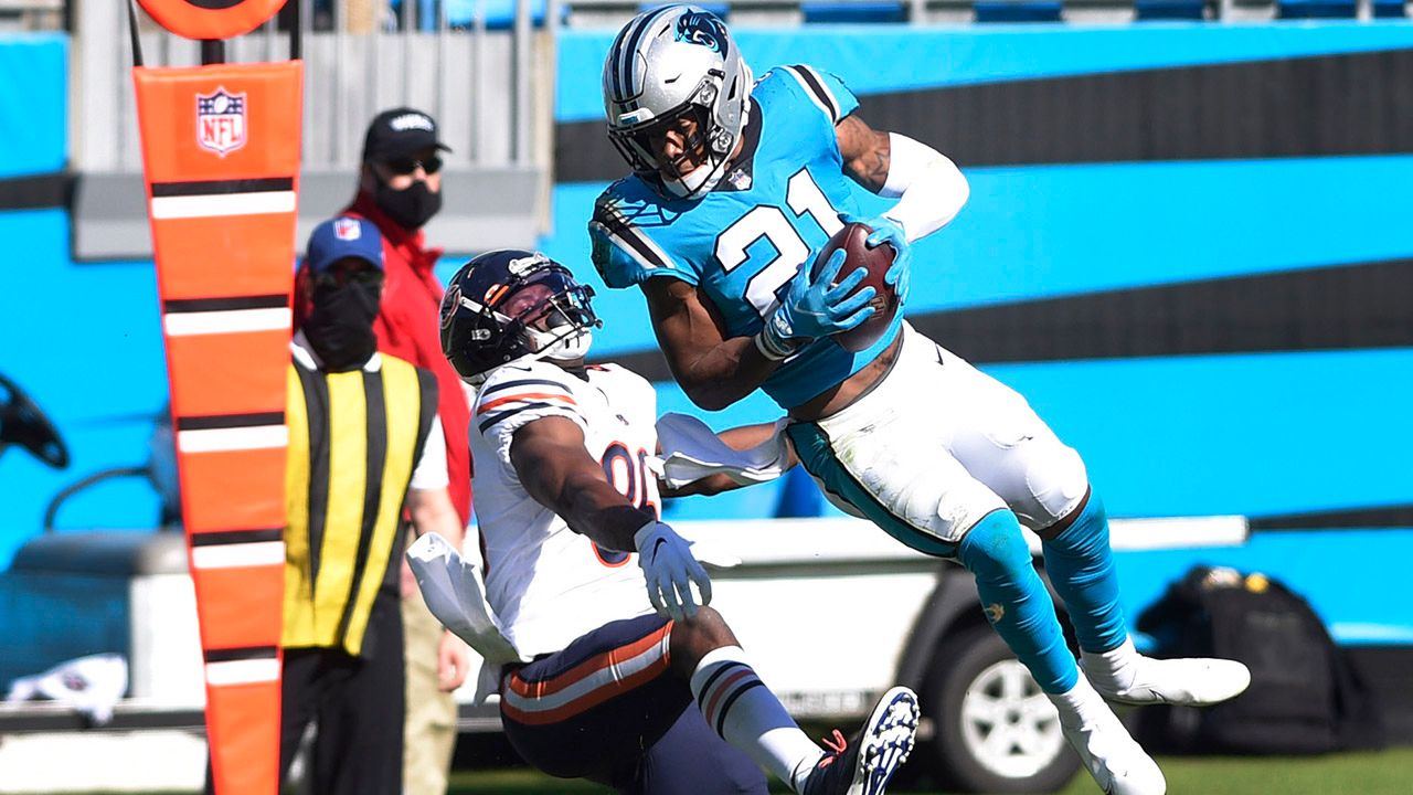 Jeremy Chinn de los Carolina Panthers es un safety de primera línea, pero también sabe desempeñarse como receptor