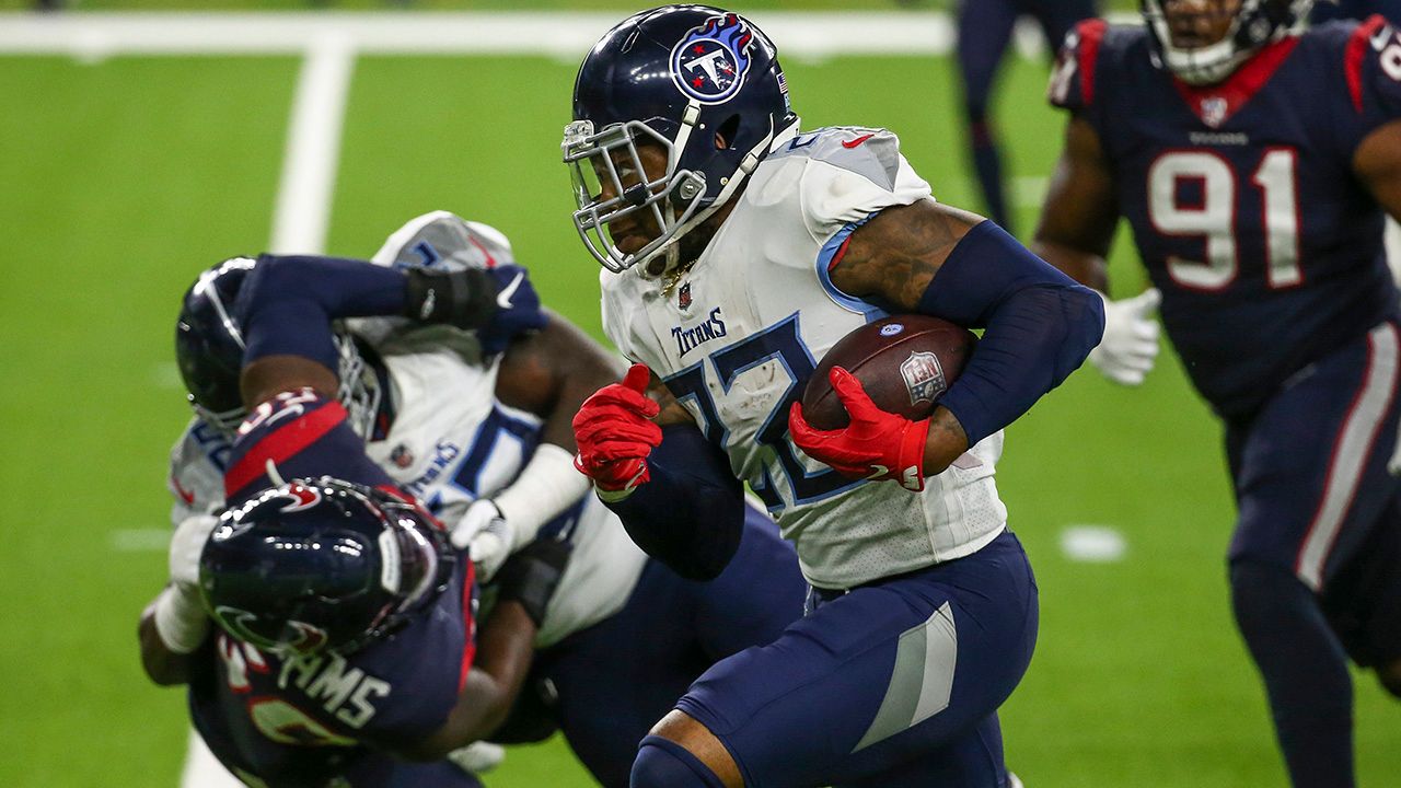 Derrick Henry de los Tennessee Titans es un brillante running back, que fácilmente puede desempeñarse como linebacker