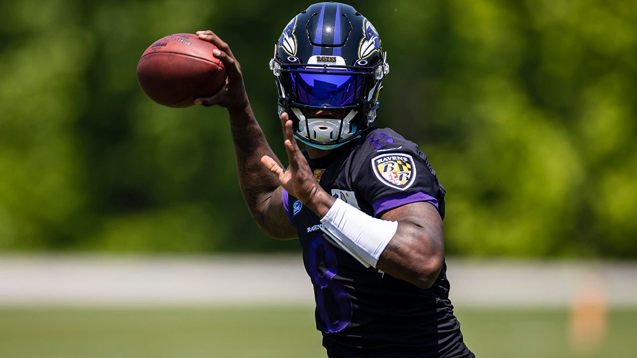 Lamar Jackson de los Baltimore Ravens es quarterback, sabe jugar como running back, receptor y corner back.