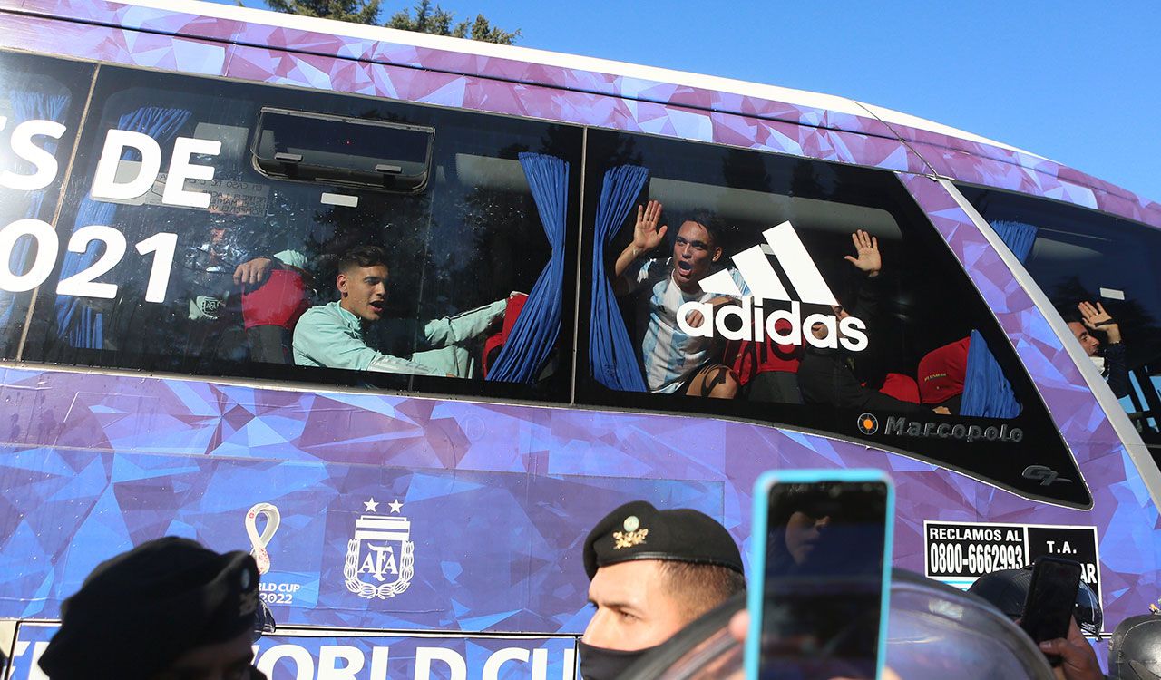 Locura total por Messi y Argentina en su regreso a casa