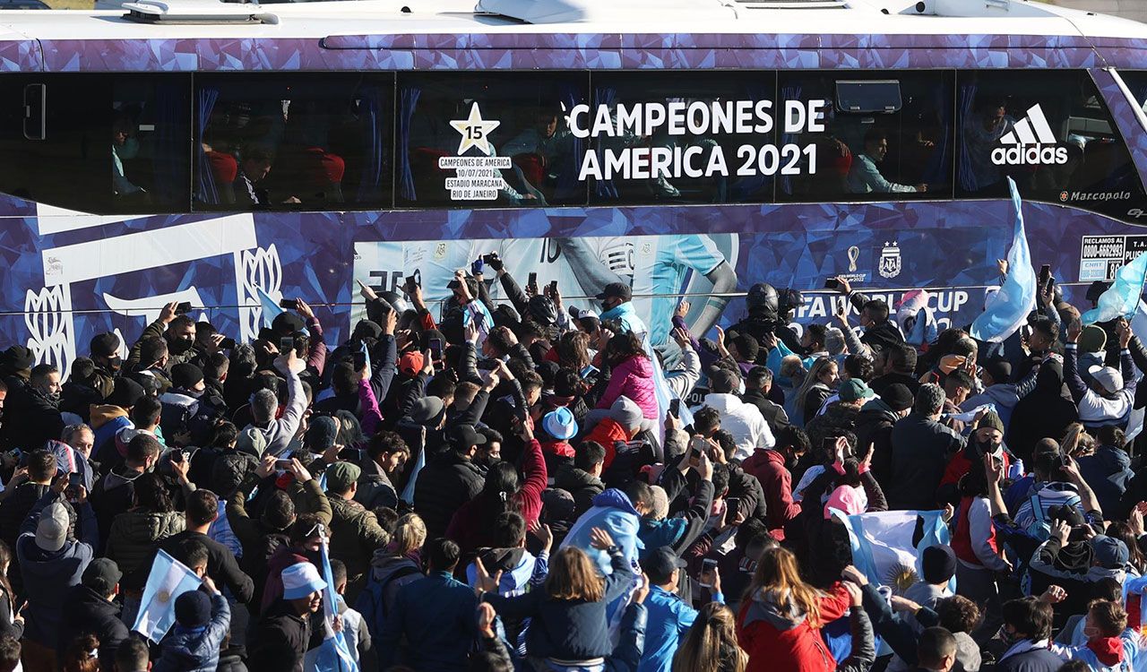 Locura total por Messi y Argentina en su regreso a casa