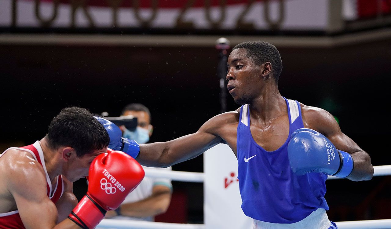 El boxeador que tuvo que pedir un uniforme prestado