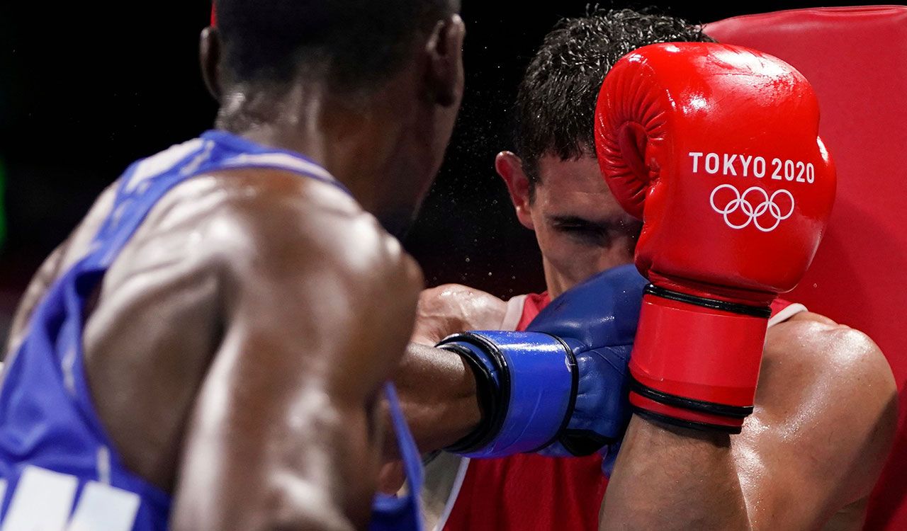 El boxeador que tuvo que pedir un uniforme prestado