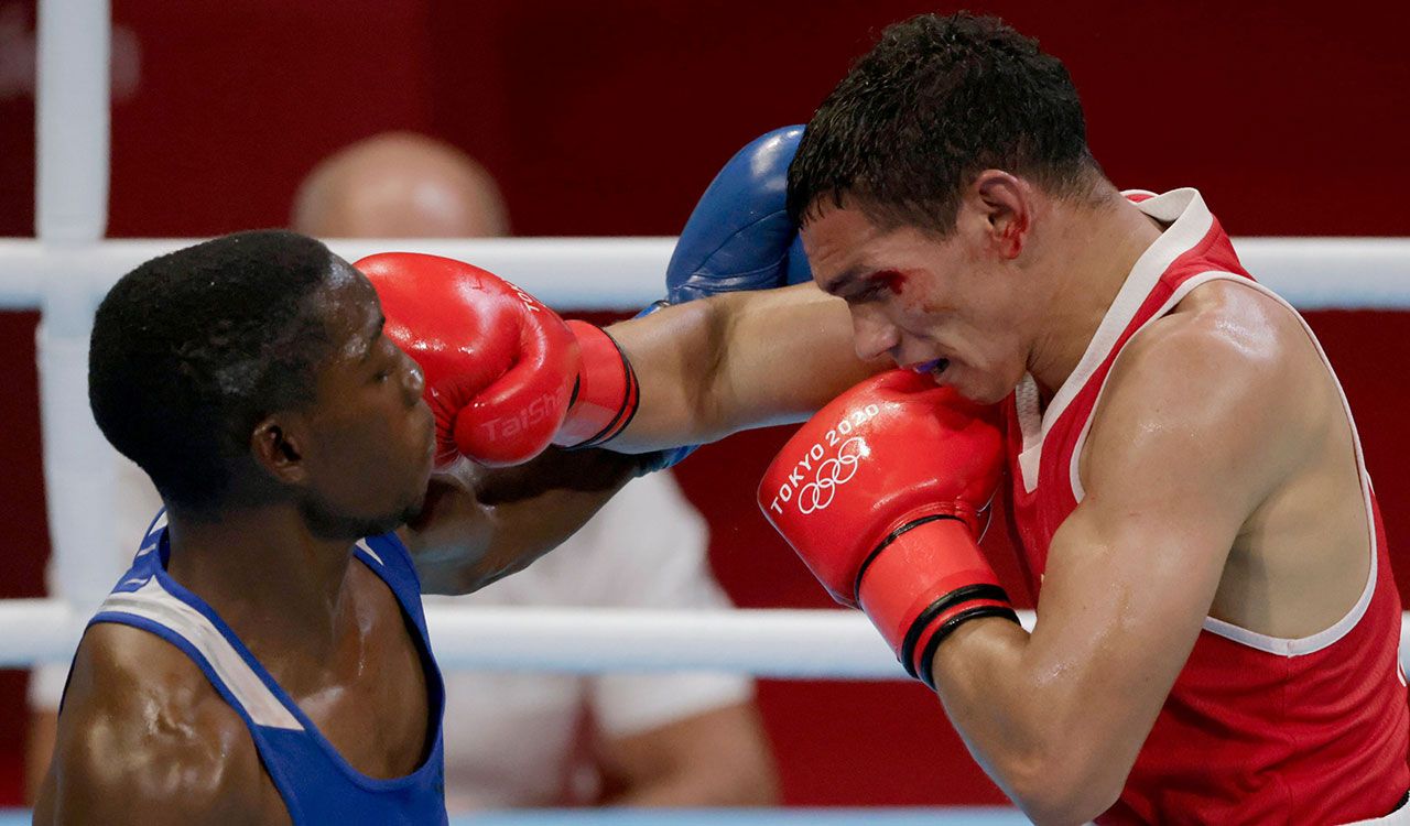 El boxeador que tuvo que pedir un uniforme prestado