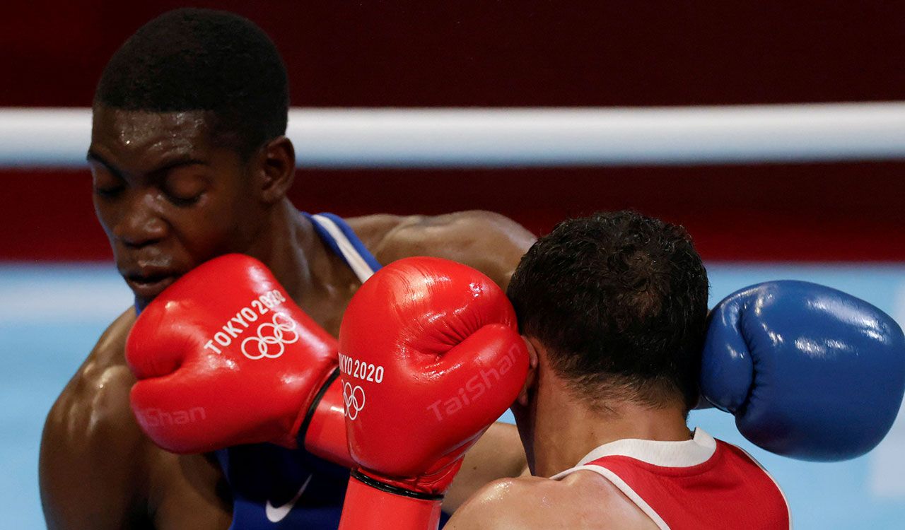 El boxeador que tuvo que pedir un uniforme prestado