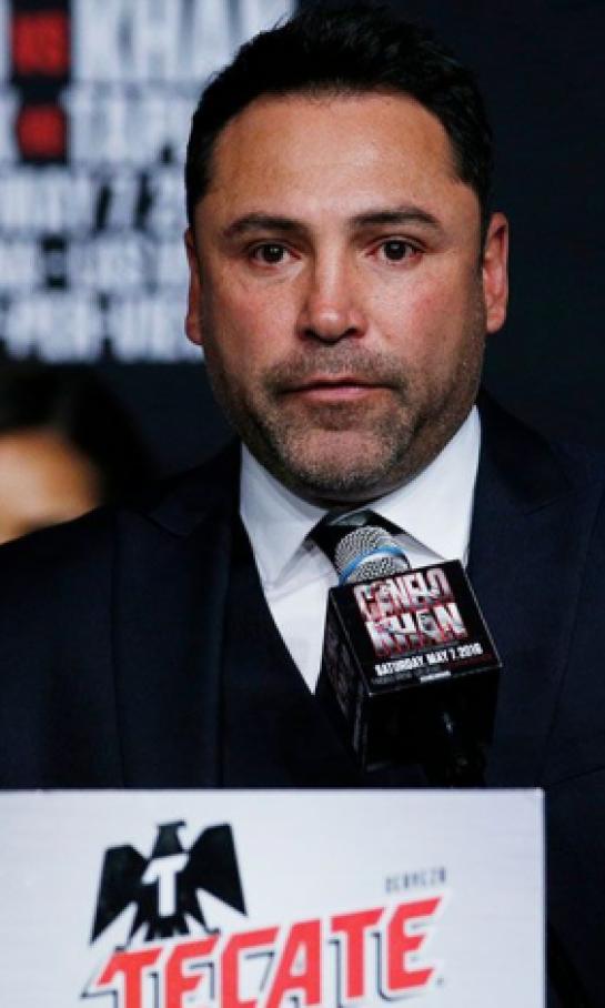 Oscar de la Hoya sigue 'tundiendo' a 'Canelo Álvarez