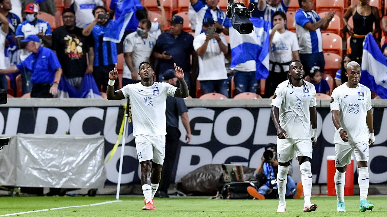 Bengtson, Solano, Leverón y Quioto, anotaron los 4 goles con los que Selección Hondureña debutó goleando a Granada y tomó el liderato del grupo D. 