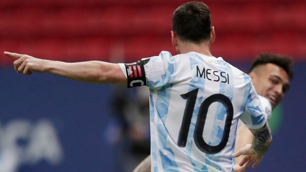 Lautaro Martínez, David Ospina y las diferentes formas de mirar a Lionel Messi