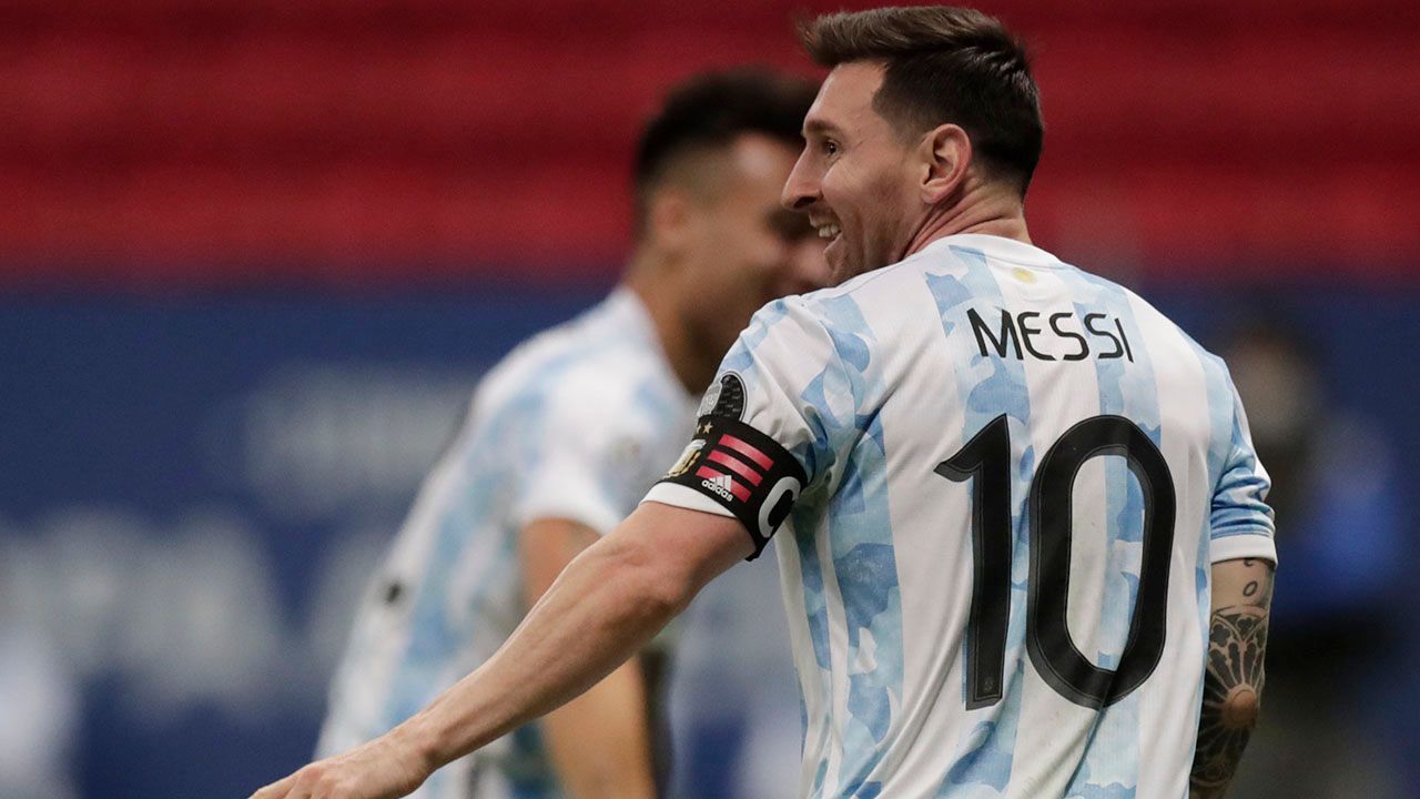 Lautaro Martínez, David Ospina y las diferentes formas de mirar a Lionel Messi