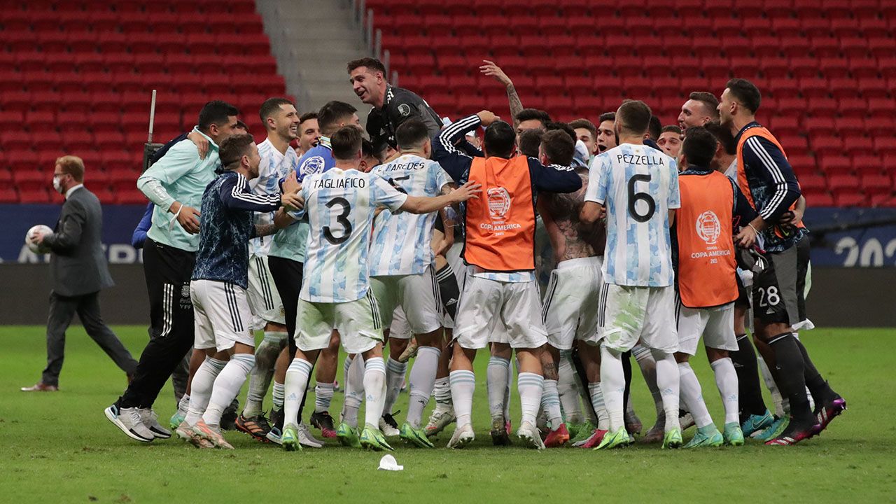 Argentina celebró su clasificación a la final de la Copa América, luego de una tanda brillante de Emiliano Maerínez.