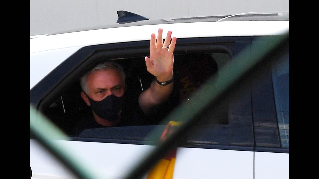 Masivo recibimiento a José Mourinho en el aeropuerto de Roma