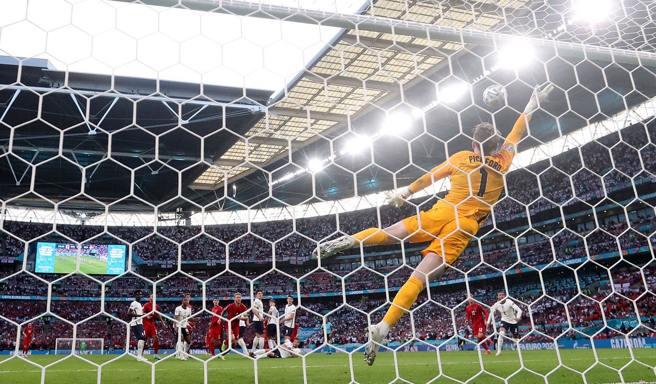 Inesperado e inolvidable golazo de Dinamarca en Wembley