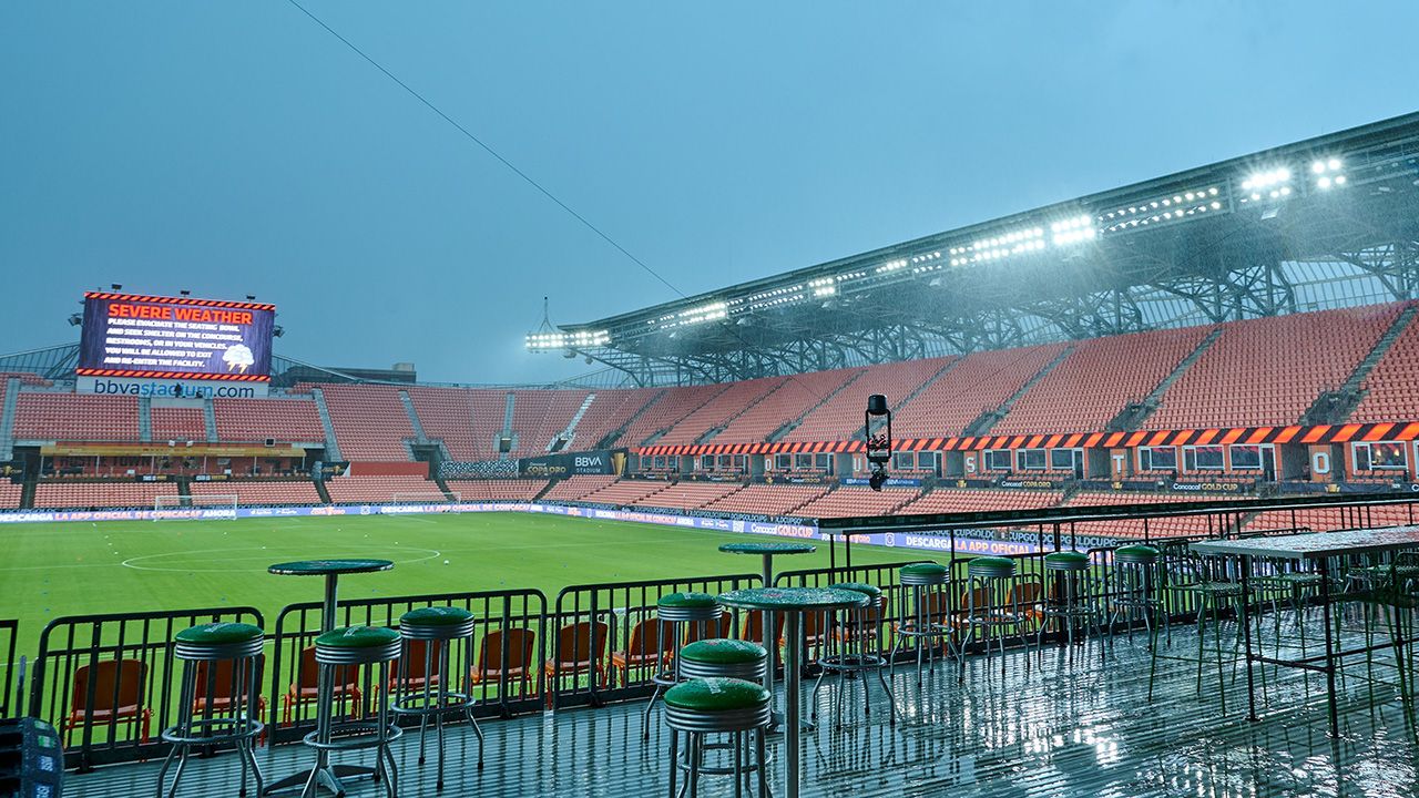 Debido a la fuerte tormenta en Houston la afición tuvo que ser evacuada al interior del BBVA Stadium.