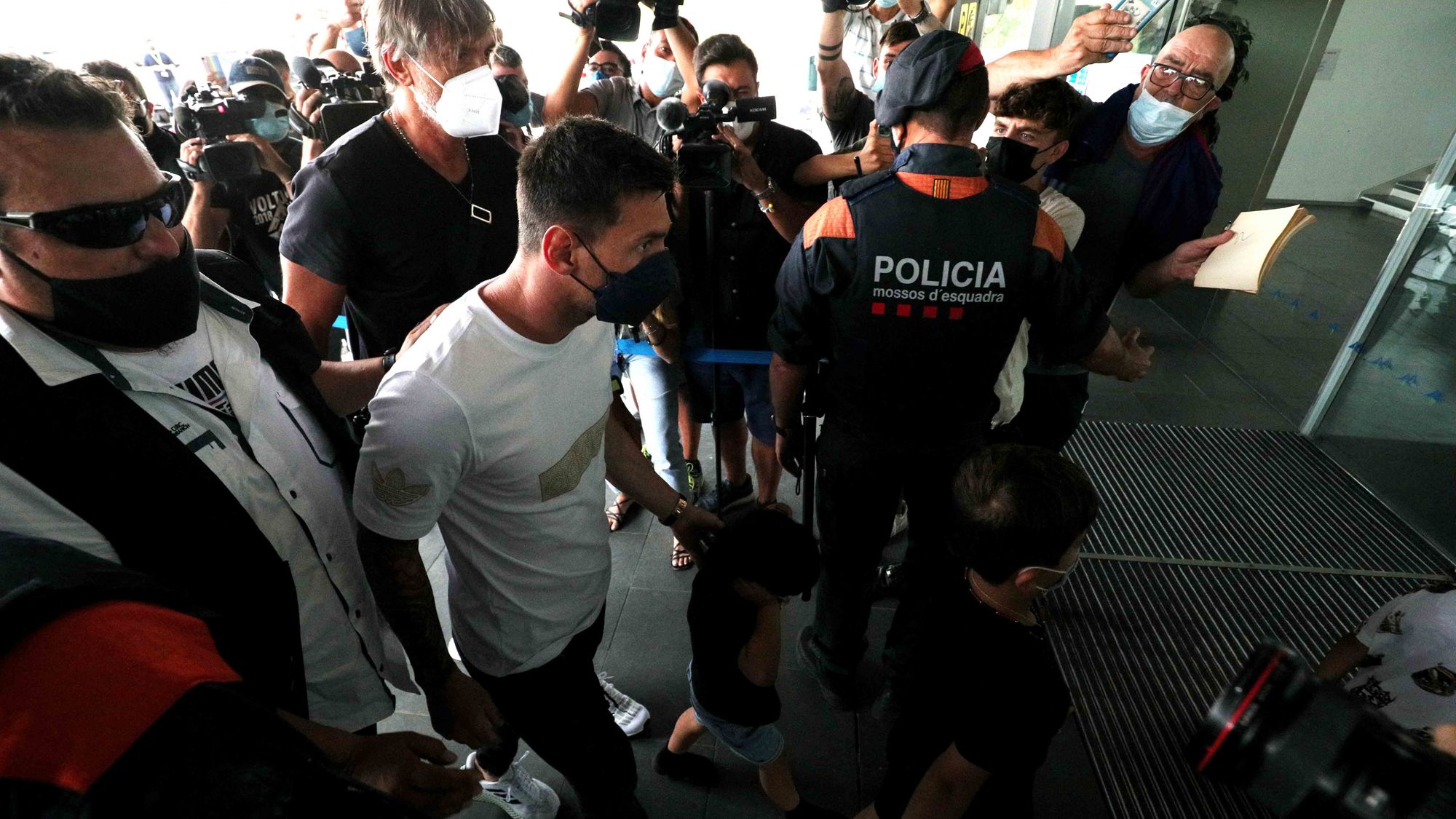 Las imágenes que nadie quería ver: Lionel Messi en el aeropuerto de Barcelona