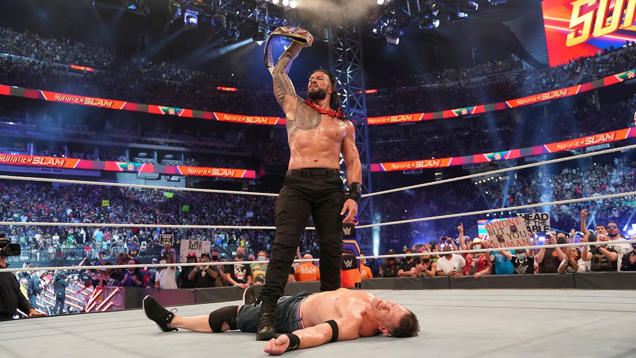 Roman Reigns superó a John Cena y retuvo el campeonato universal de WWE