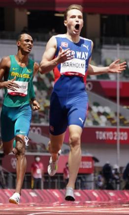 Karsten Warholm voló e impuso récord mundial en 400 metros con vallas