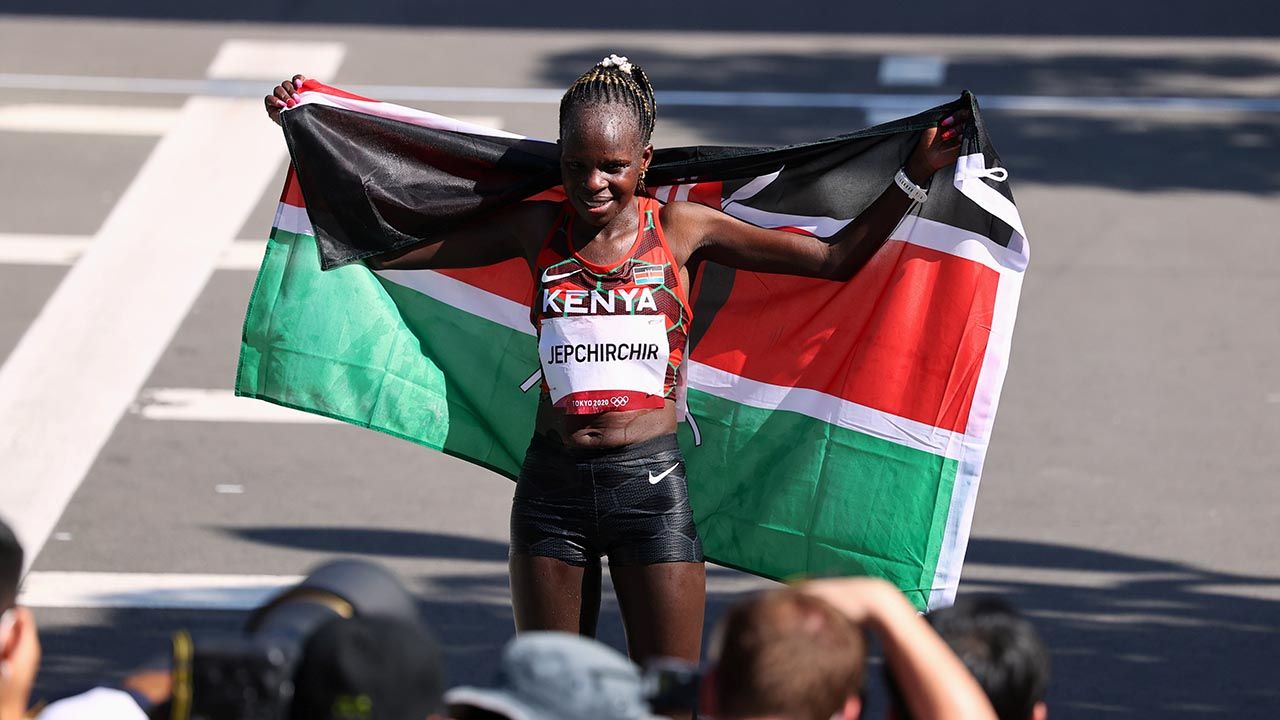 Peres Jepchirchir de Kenia dominó y ganó el maratón femenil