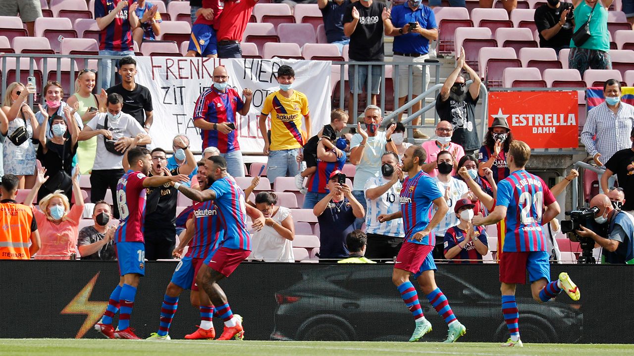 Memphis Depay ya es el ídolo de Barcelona en el Camp Nou