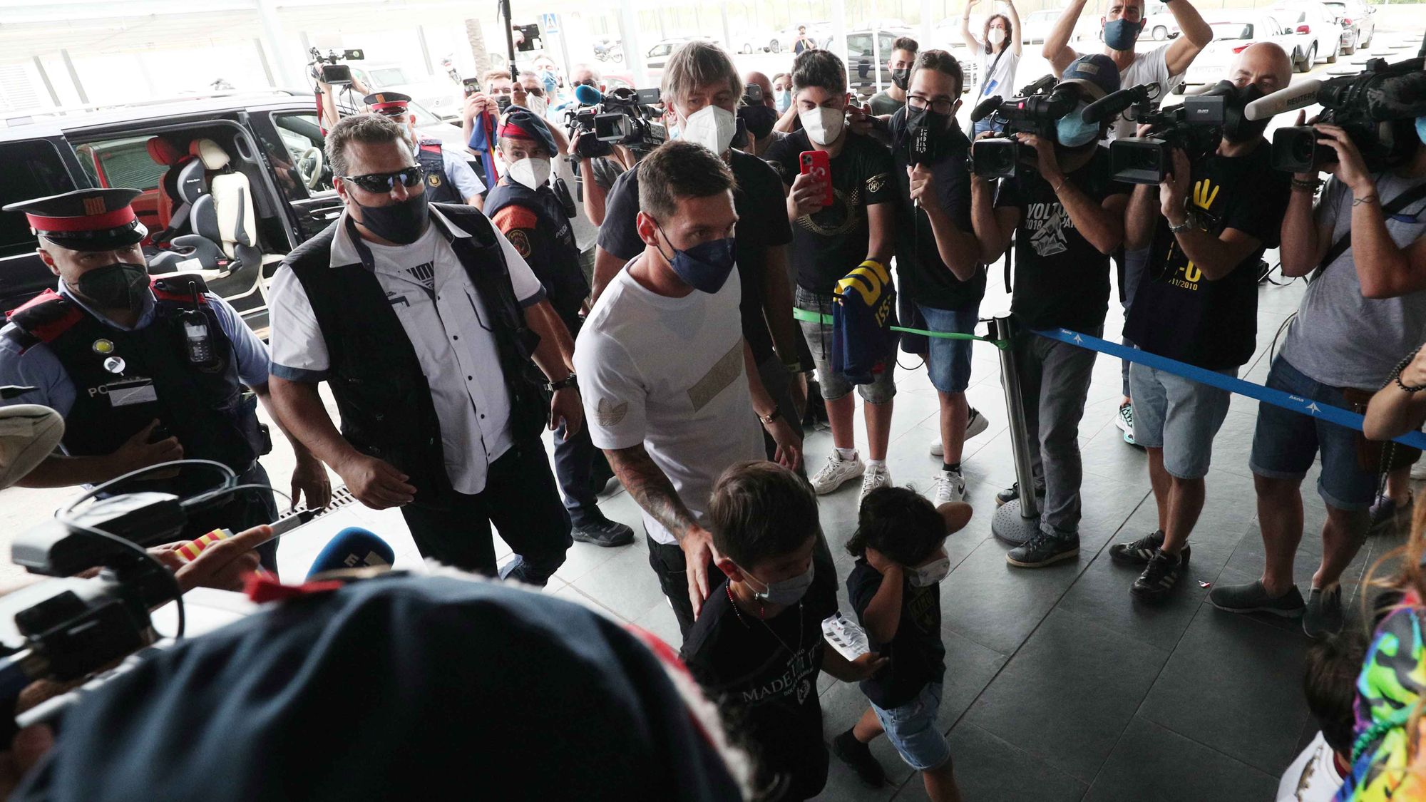 Las imágenes que nadie quería ver: Lionel Messi en el aeropuerto de Barcelona