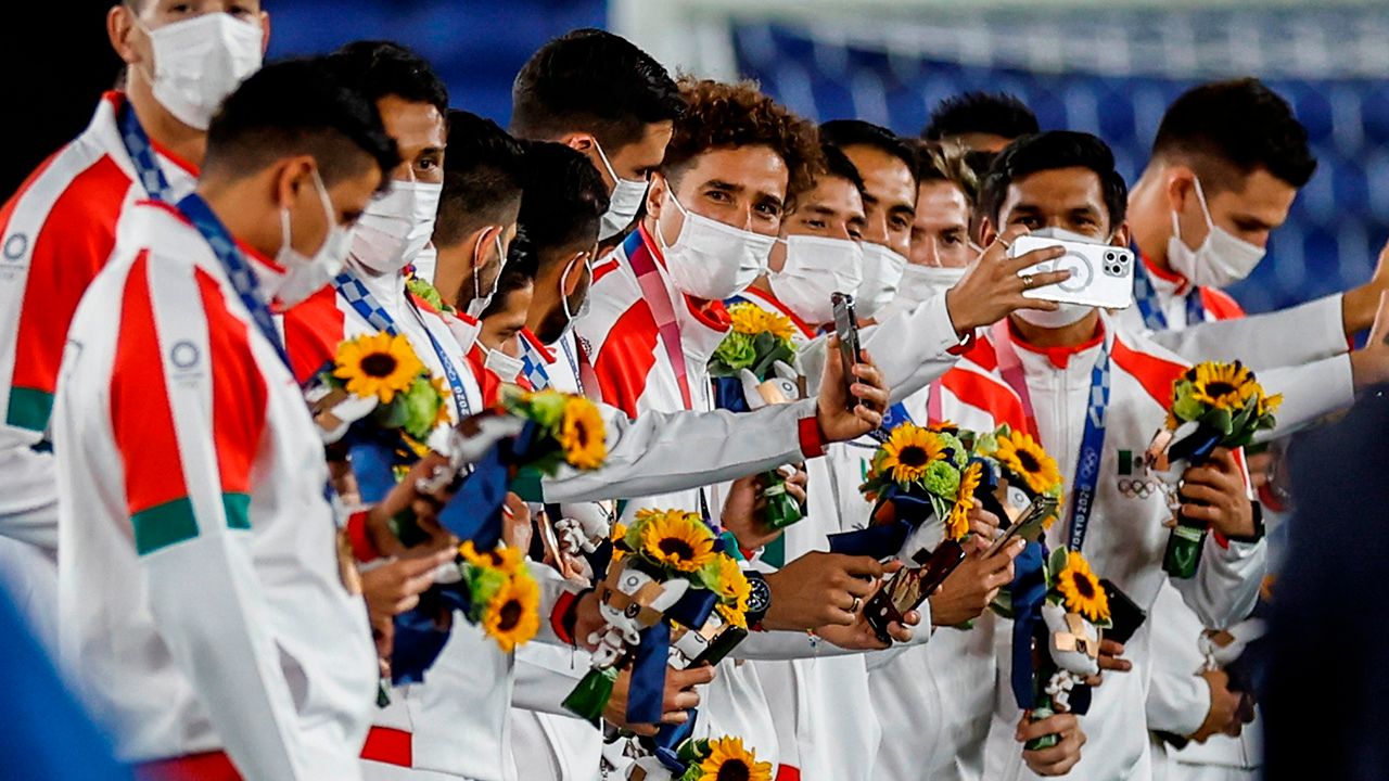 Así se ve México en el podio olímpico junto a Brasil y España