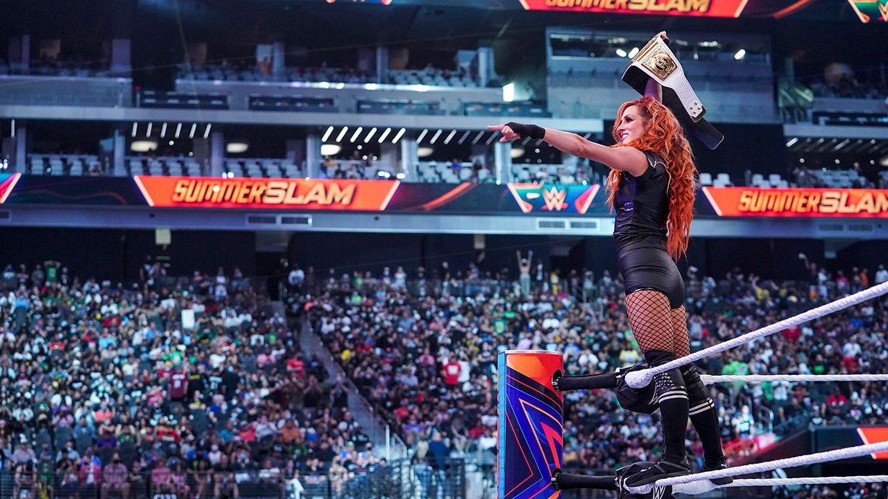 Becky Lynch aprovechó la ausencia de Sasha Banks y en 10 segundos venció a Bianca Belair para ser de nueva cuenta la campeona femenina de SmackDown