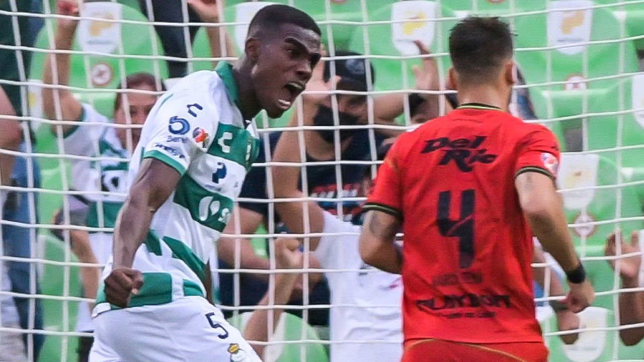 Santos rompió su racha de cinco empates consecutivos, ganó 2-0 y mandó a Juárez al último lugar de la tabla de posiciones. El equipo del ‘Tuca’ aún no sabe lo que es ganar.
