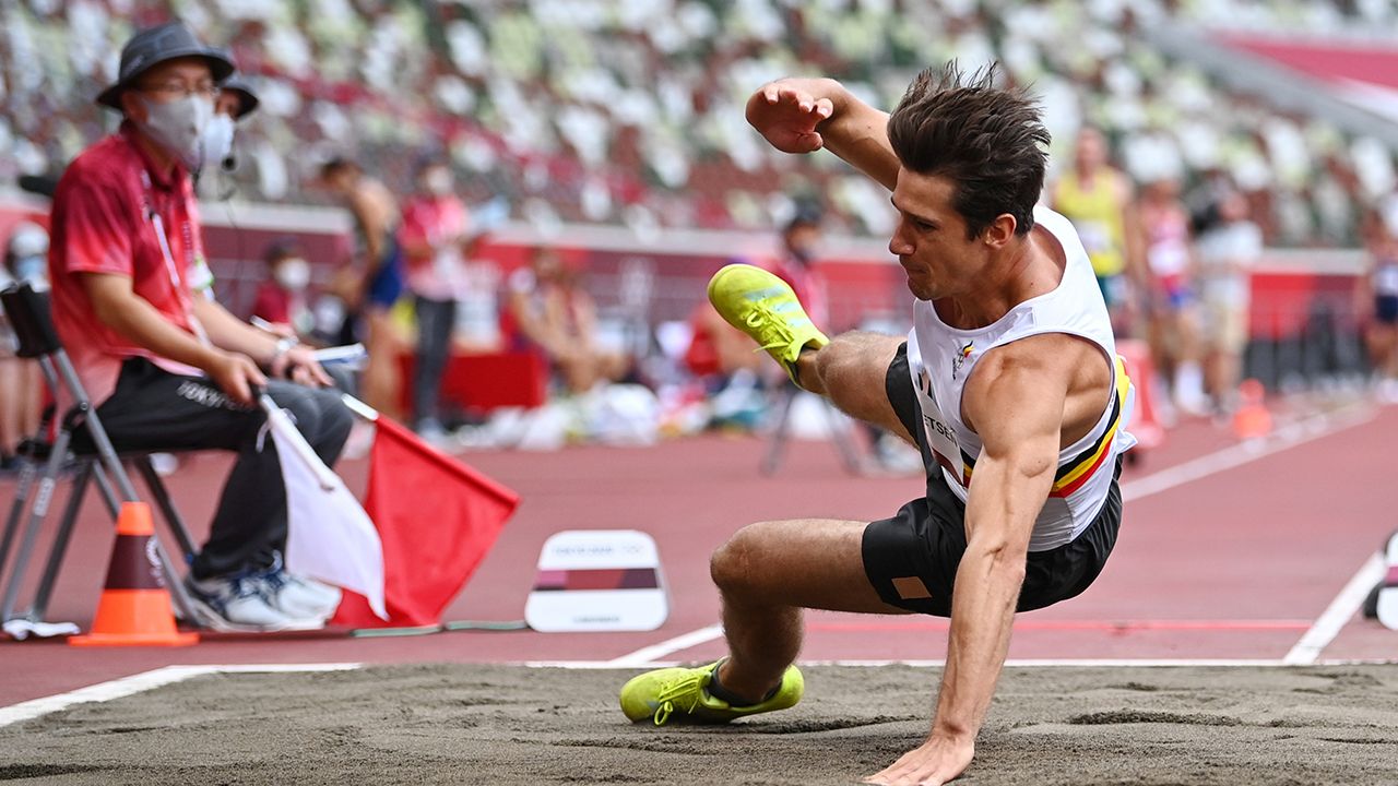 El belga Thomas Van der Plaetsen no logró salir con su salto como esperaba y terminó enterrando la cara en la arena de la pista en la competencia de salto largo en Tokio 2020. 