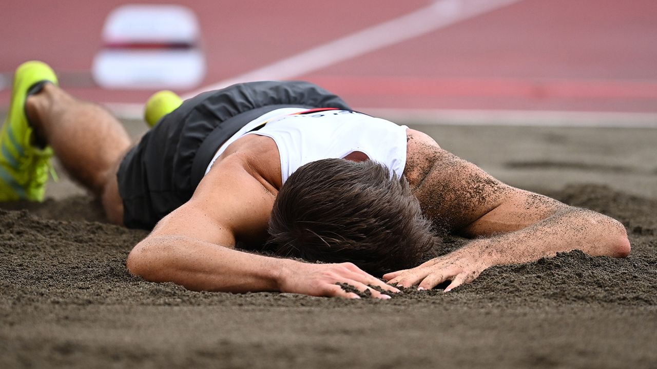 El belga Thomas Van der Plaetsen no logró salir con su salto como esperaba y terminó enterrando la cara en la arena de la pista en la competencia de salto largo en Tokio 2020. 