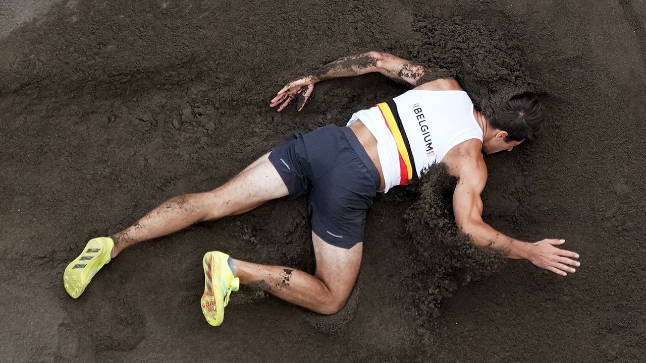 El belga Thomas Van der Plaetsen no logró salir con su salto como esperaba y terminó enterrando la cara en la arena de la pista en la competencia de salto largo en Tokio 2020. 