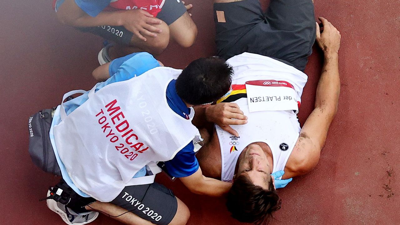 El belga Thomas Van der Plaetsen no logró salir con su salto como esperaba y terminó enterrando la cara en la arena de la pista en la competencia de salto largo en Tokio 2020. 