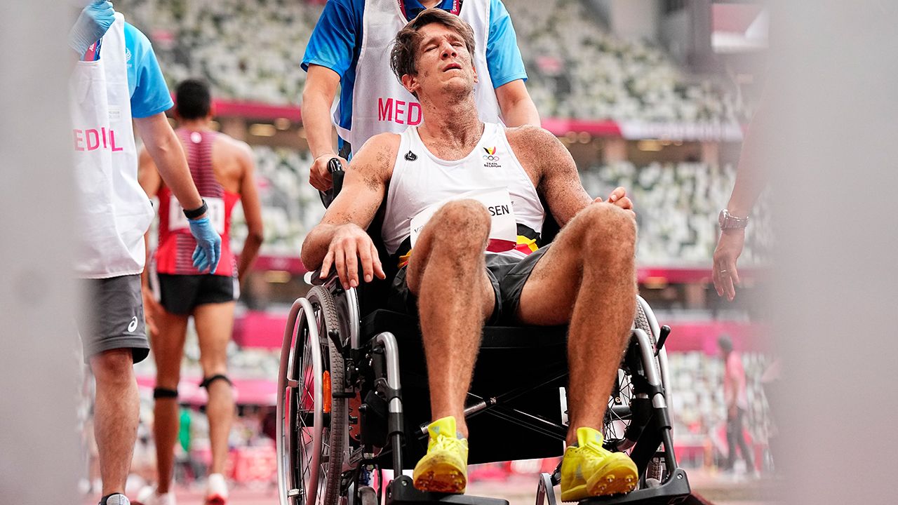 El belga Thomas Van der Plaetsen no logró salir con su salto como esperaba y terminó enterrando la cara en la arena de la pista en la competencia de salto largo en Tokio 2020. 