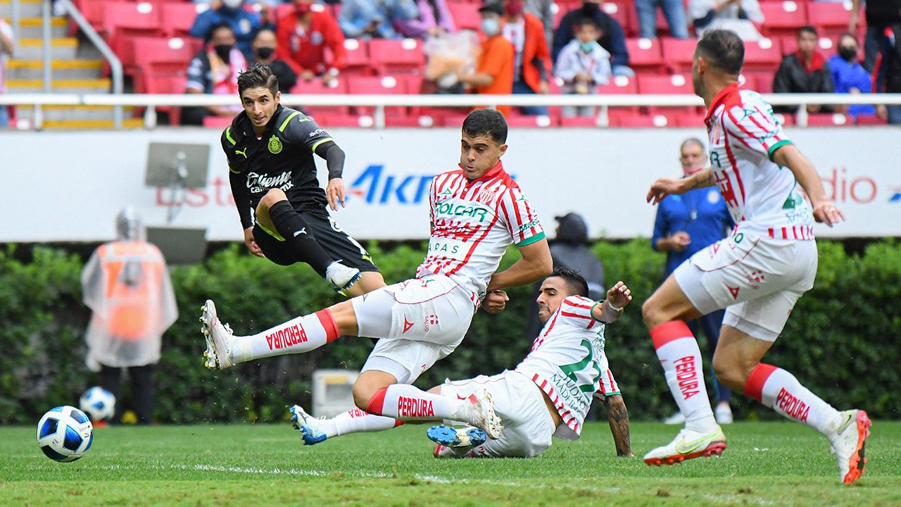 Isaac Brizuela marcó gol en su cumpleaños y así festejó la ventaja de Chivas