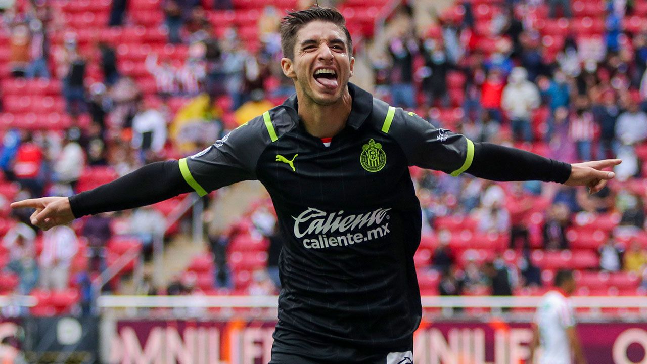 Isaac Brizuela marcó gol en su cumpleaños y así festejó la ventaja de Chivas