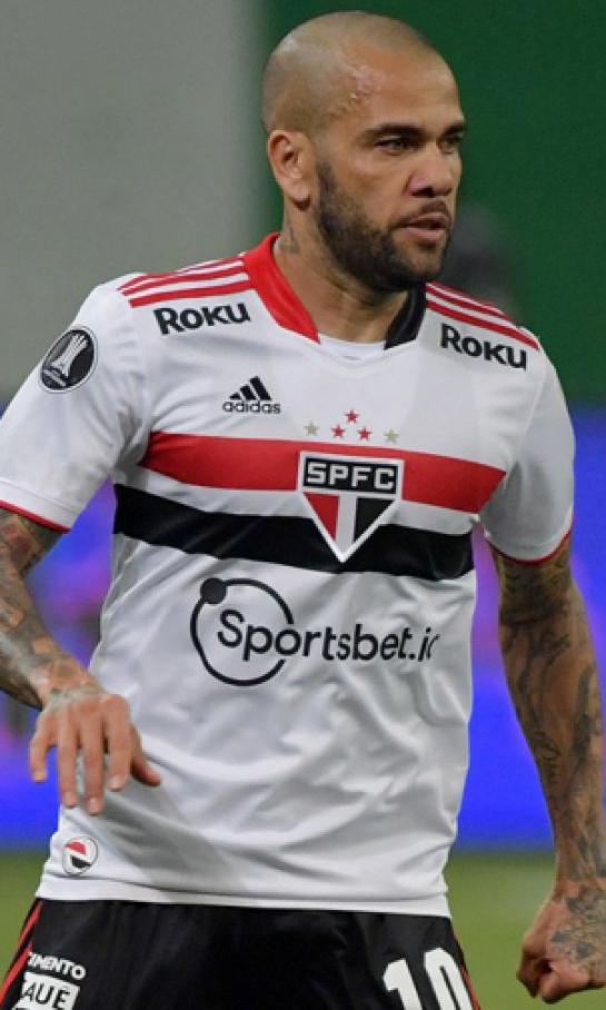 Dani Alves no se presentó con Sao Paulo y fue dado de baja