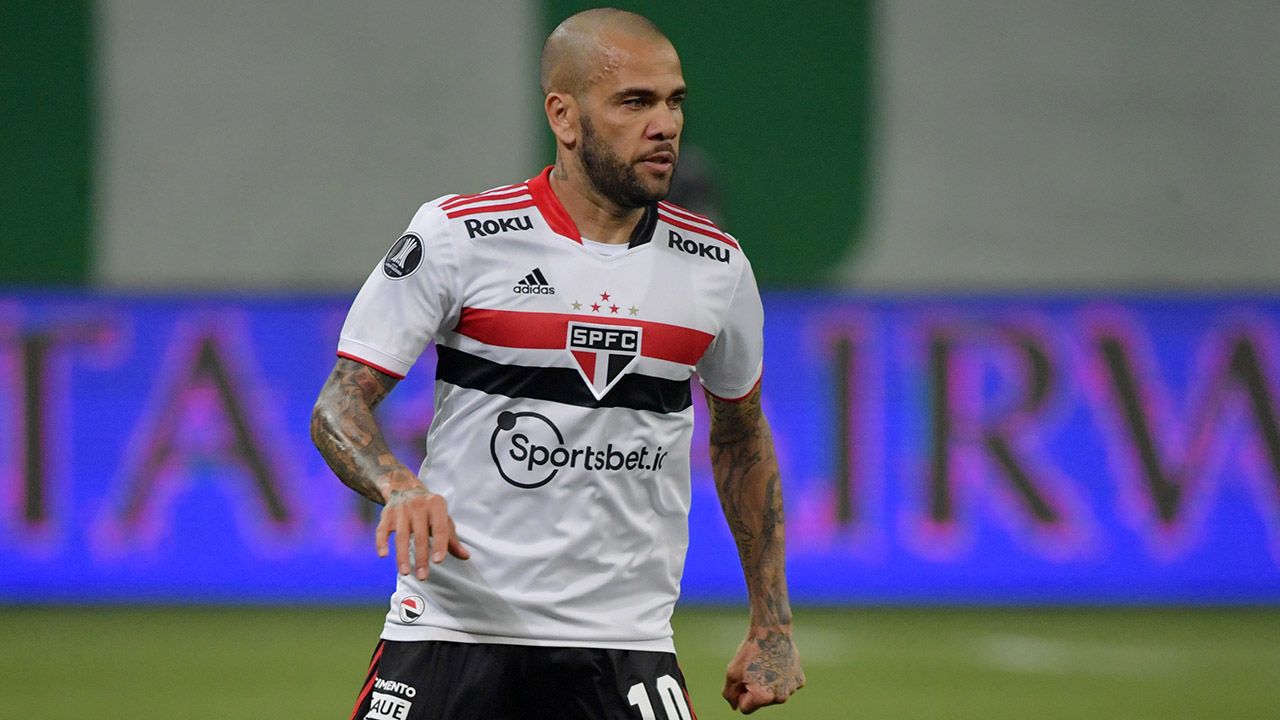 Dani Alves no se presentó con Sao Paulo y fue dado de baja