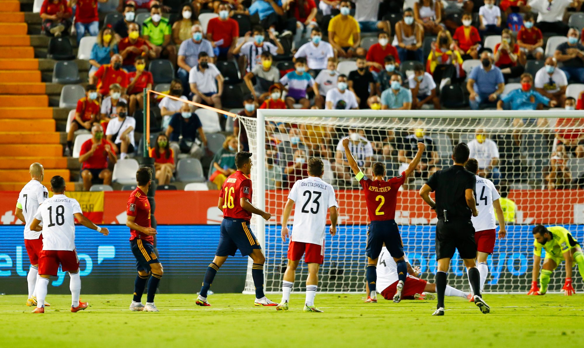 España sigue a lo suyo y se aferra al boleto directo a la Copa del Mundo