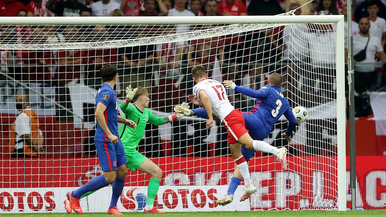 Un gol de último minuto mantiene con vida a Polonia y le borra la sonrisa a Inglaterra