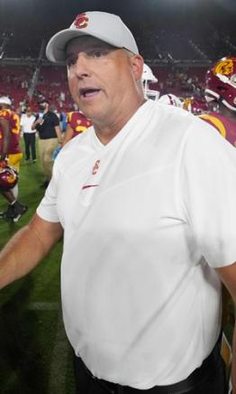 Los Trojans de USC despidieron a su coach después de dos partidos
