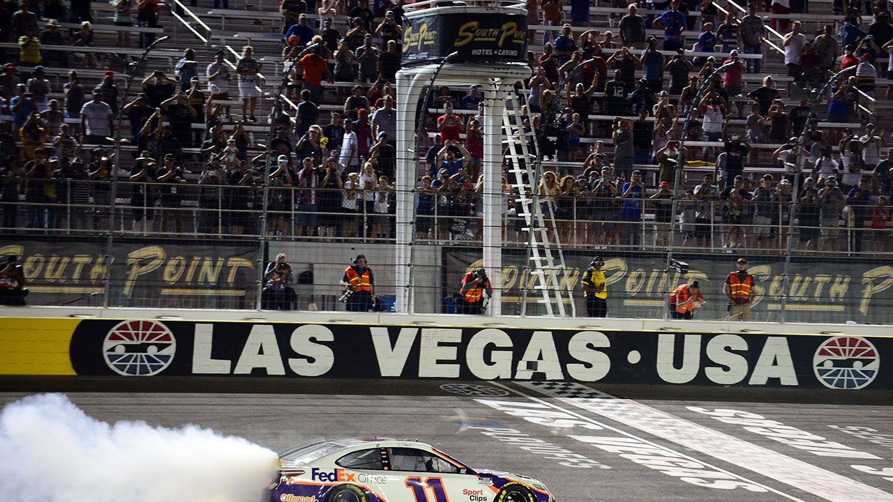 El triunfo de Denny Hamlin se queda en Las Vegas