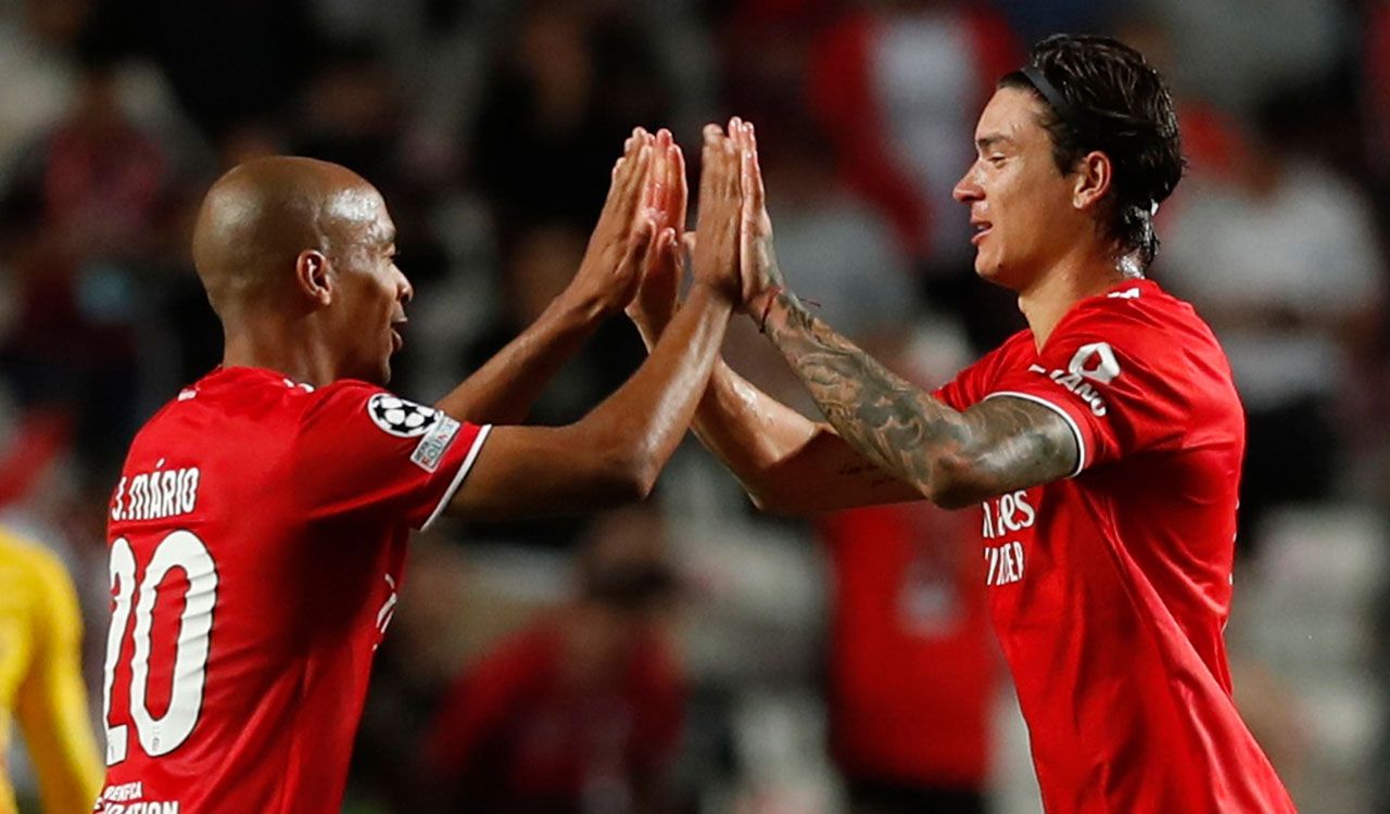Benfica celebra por todo lo alto la goleada al Barcelona