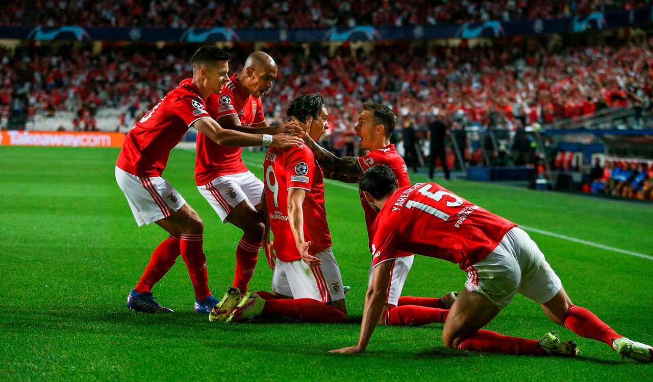Benfica celebra por todo lo alto la goleada al Barcelona