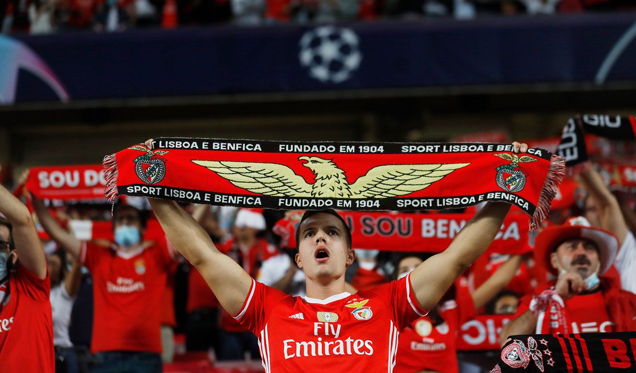 Tres minutos, gol del Benfica, y otra pesadilla para el Barcelona